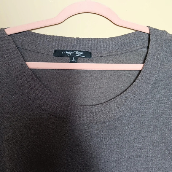 Active basic grey longsleeve shirt with round neckline size small - Picture 4 of 5